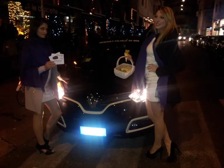 Renault invita a scoprire la sua nuova gamma nella rinnovata filiale di Milano con Ambient Media — foto 26