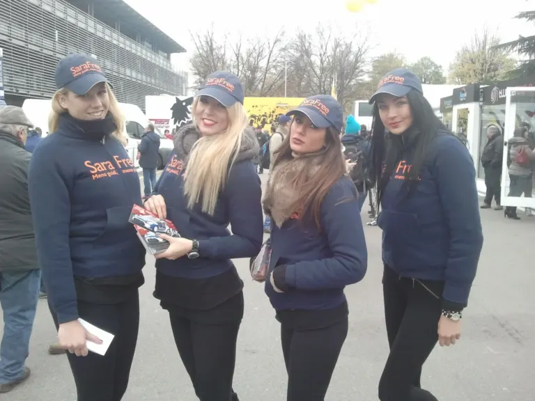 Sara Assicurazioni al Monza Rally Show con le cartoline e le modelle Ambient Media — foto 3