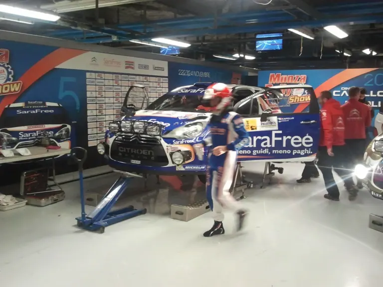 Sara Assicurazioni al Monza Rally Show con le cartoline e le modelle Ambient Media — foto 24