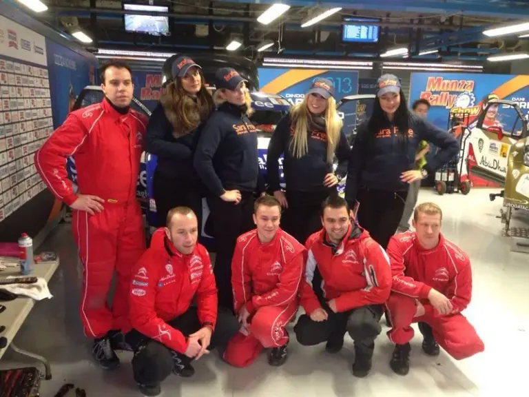 Sara Assicurazioni al Monza Rally Show con le cartoline e le modelle Ambient Media — foto 32