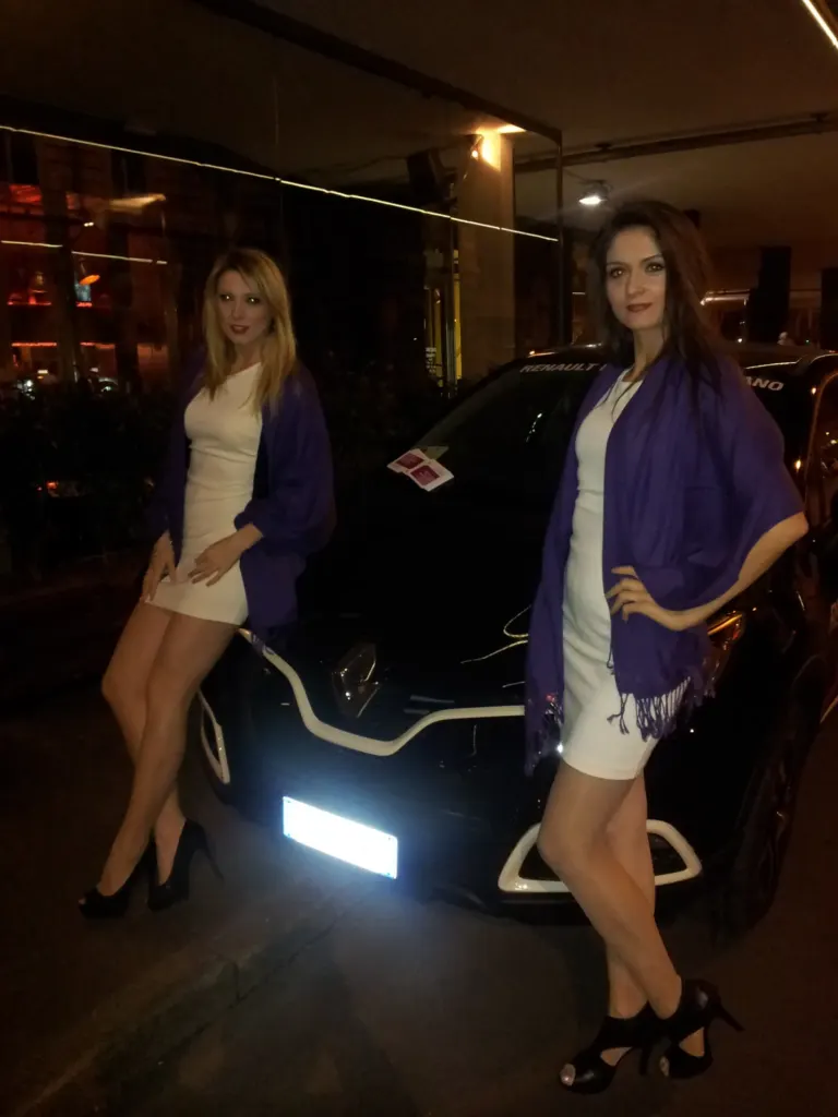 Renault invita a scoprire la sua nuova gamma nella rinnovata filiale di Milano con Ambient Media — foto 45