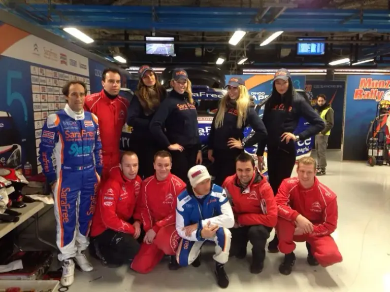 Sara Assicurazioni al Monza Rally Show con le cartoline e le modelle Ambient Media — foto 8