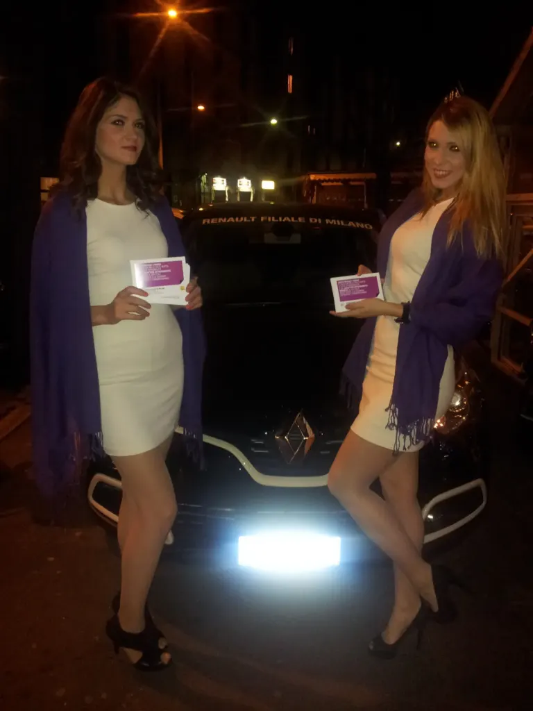 Renault invita a scoprire la sua nuova gamma nella rinnovata filiale di Milano con Ambient Media — foto 36