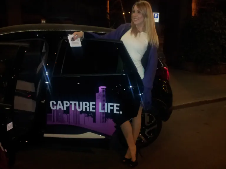 Renault invita a scoprire la sua nuova gamma nella rinnovata filiale di Milano con Ambient Media — foto 50
