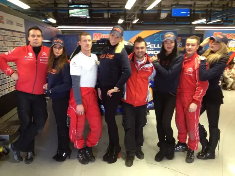Sara Assicurazioni al Monza Rally Show con le cartoline e le modelle Ambient Media — foto 9