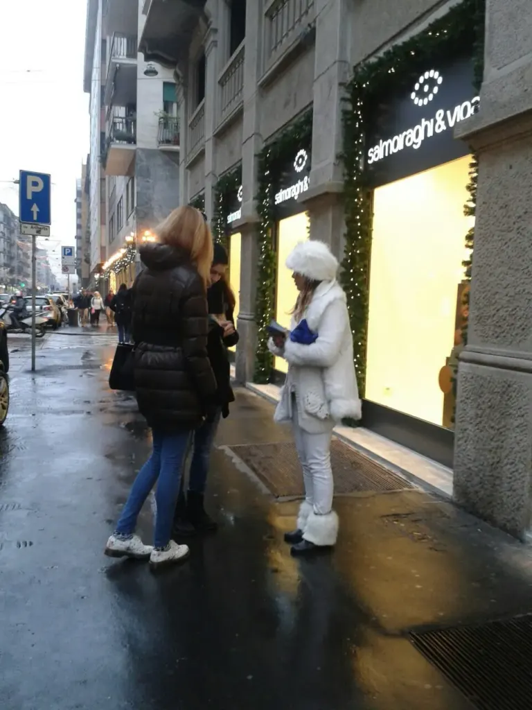 Ambient Media fornisce promoter e modelle per l'inaugurazione del nuovo store Salmoiraghi & Viganò a Milano — foto 20