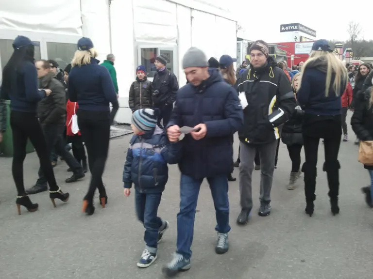 Sara Assicurazioni al Monza Rally Show con le cartoline e le modelle Ambient Media — foto 15