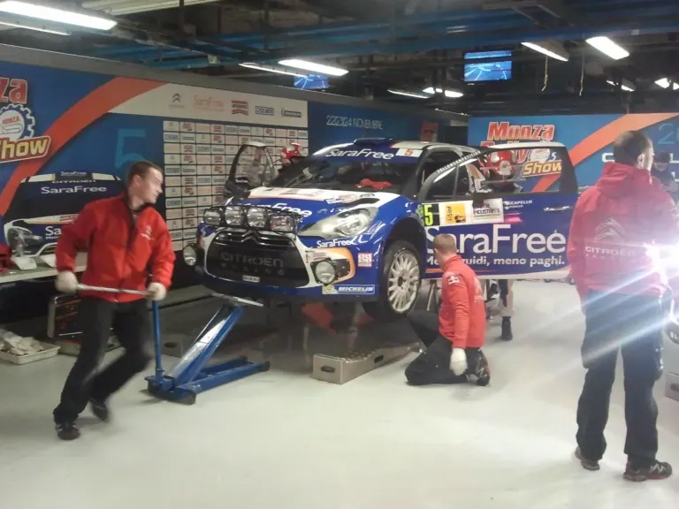 Sara Assicurazioni al Monza Rally Show con le cartoline e le modelle Ambient Media — foto 11