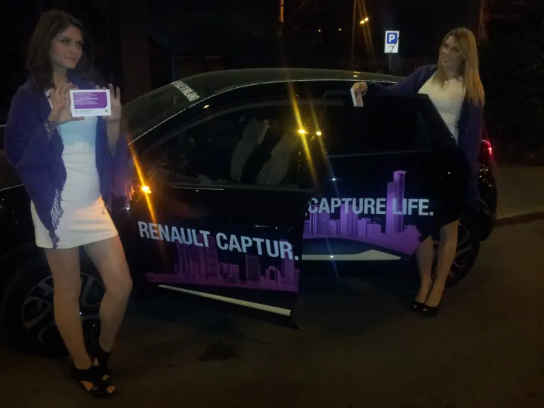 Renault invita a scoprire la sua nuova gamma nella rinnovata filiale di Milano con Ambient Media — foto 49