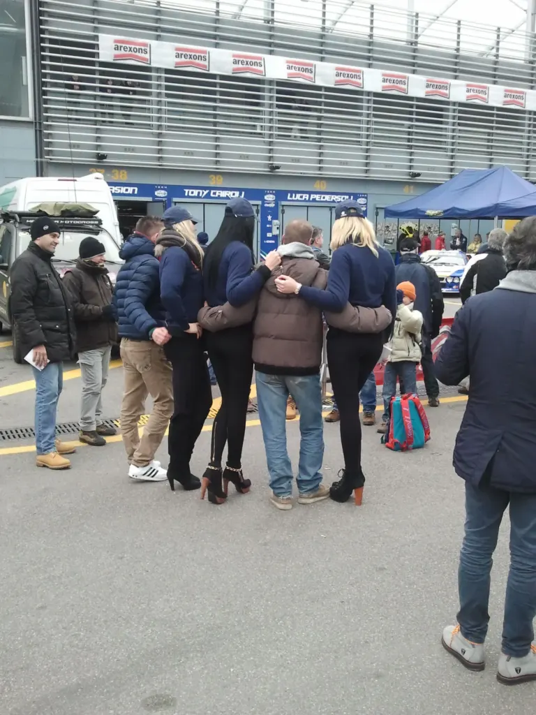 Sara Assicurazioni al Monza Rally Show con le cartoline e le modelle Ambient Media — foto 14