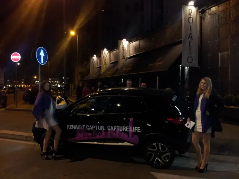 Renault invita a scoprire la sua nuova gamma nella rinnovata filiale di Milano con Ambient Media — foto 25