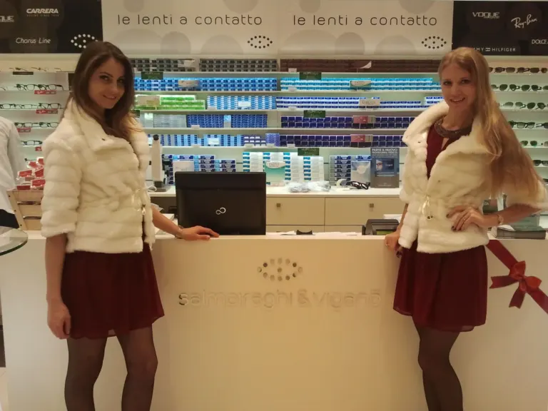 Ambient Media fornisce promoter e modelle per l'inaugurazione del nuovo store Salmoiraghi & Viganò a Milano — foto 7
