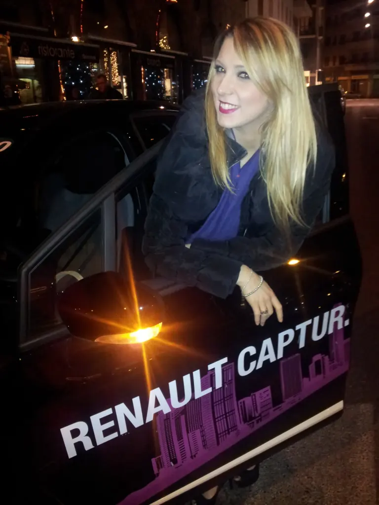 Renault invita a scoprire la sua nuova gamma nella rinnovata filiale di Milano con Ambient Media — foto 23