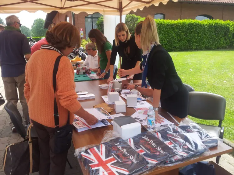 John Peter Sloan La scuola, al Golf Club Ambrosiano con le hostess di Ambient Media — foto 3