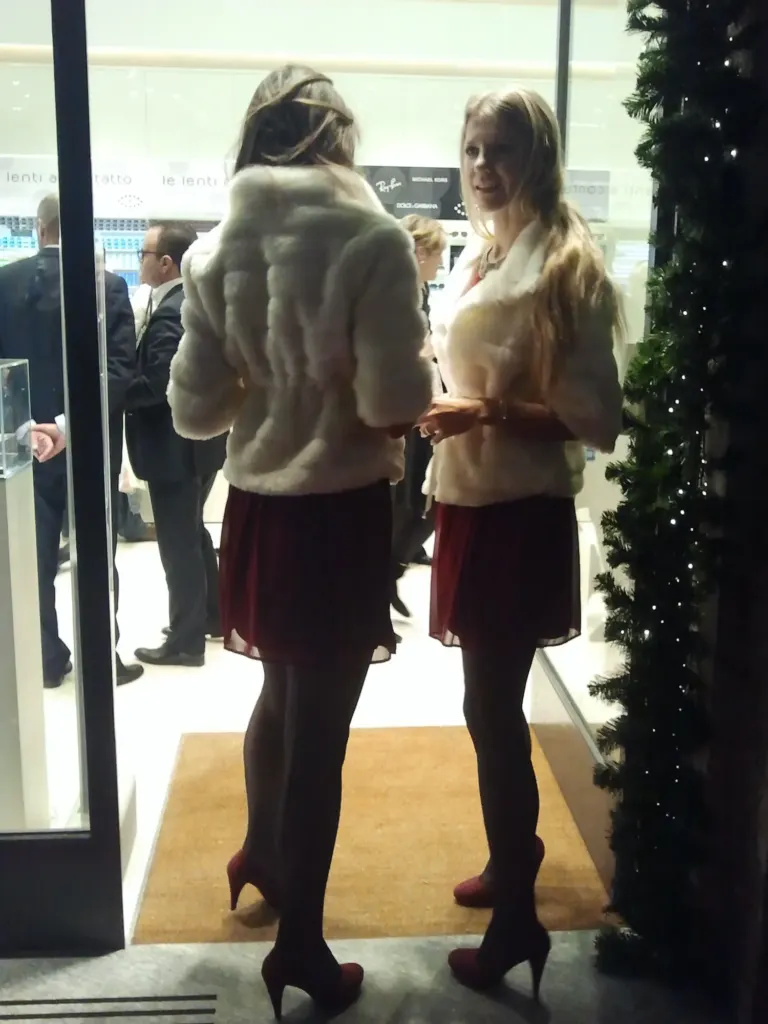 Ambient Media fornisce promoter e modelle per l'inaugurazione del nuovo store Salmoiraghi & Viganò a Milano — foto 2