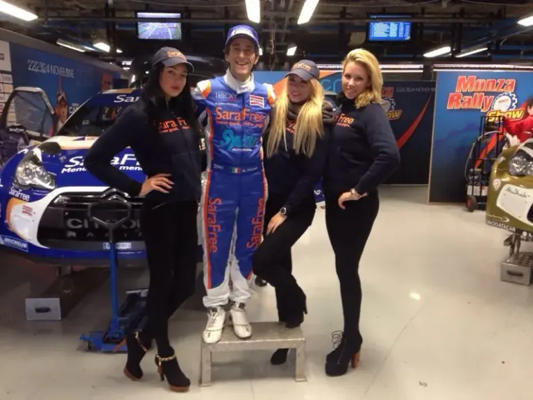 Sara Assicurazioni al Monza Rally Show con le cartoline e le modelle Ambient Media — foto 10