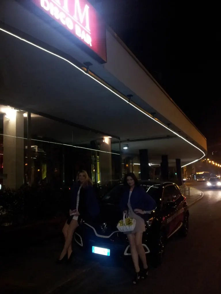 Renault invita a scoprire la sua nuova gamma nella rinnovata filiale di Milano con Ambient Media — foto 24