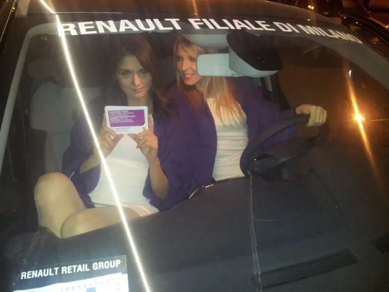 Renault invita a scoprire la sua nuova gamma nella rinnovata filiale di Milano con Ambient Media — foto 31