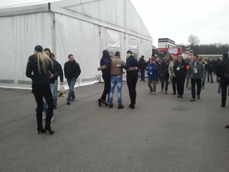 Sara Assicurazioni al Monza Rally Show con le cartoline e le modelle Ambient Media — foto 18