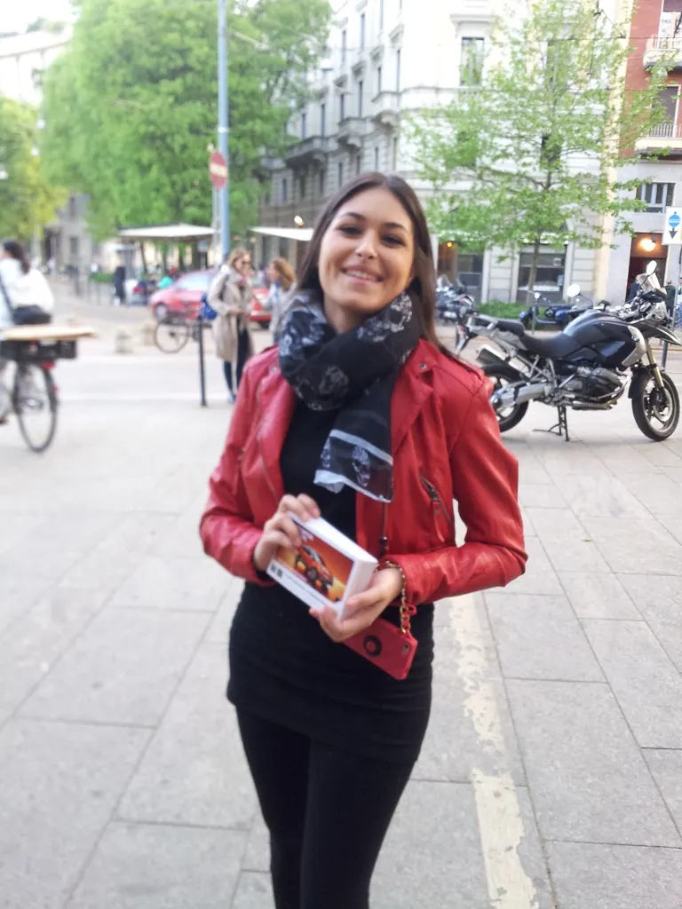 Renault invita a provare la Captur con le cartoline e le hostess Ambient Media — foto 3