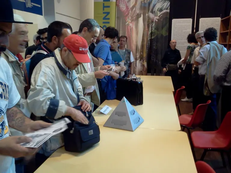 Ambient Media con le cartoline alla Mostra di Sergio Bonelli — foto 2