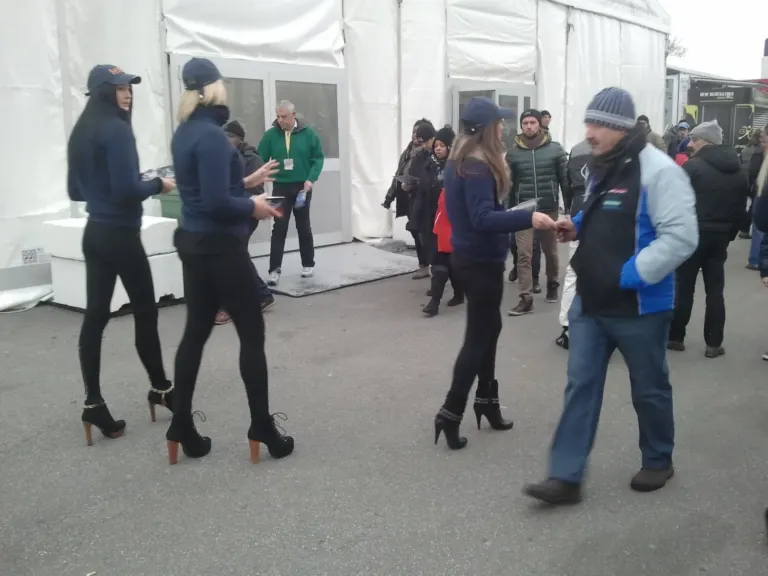 Sara Assicurazioni al Monza Rally Show con le cartoline e le modelle Ambient Media — foto 4