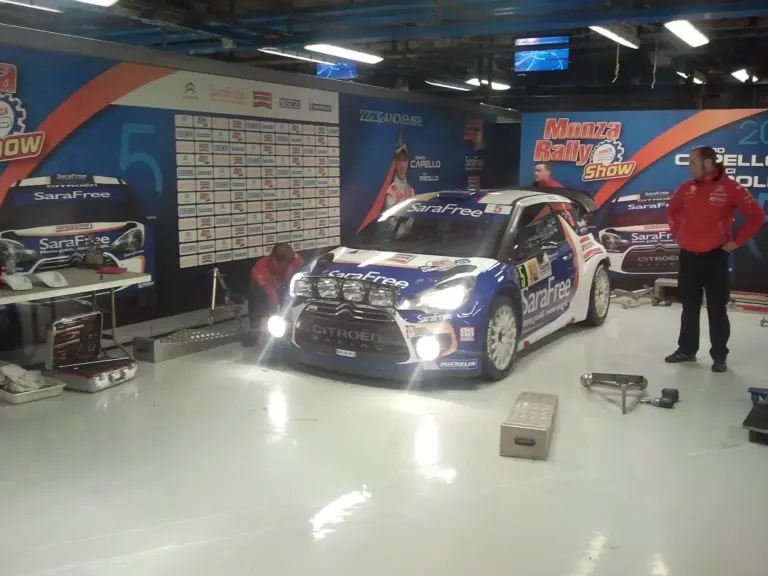Sara Assicurazioni al Monza Rally Show con le cartoline e le modelle Ambient Media — foto 13