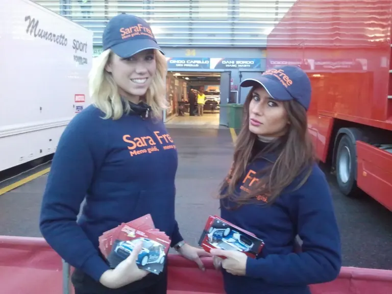 Sara Assicurazioni al Monza Rally Show con le cartoline e le modelle Ambient Media — foto 25