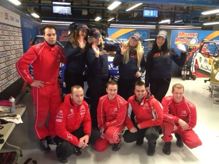 Sara Assicurazioni al Monza Rally Show con le cartoline e le modelle Ambient Media — foto 31