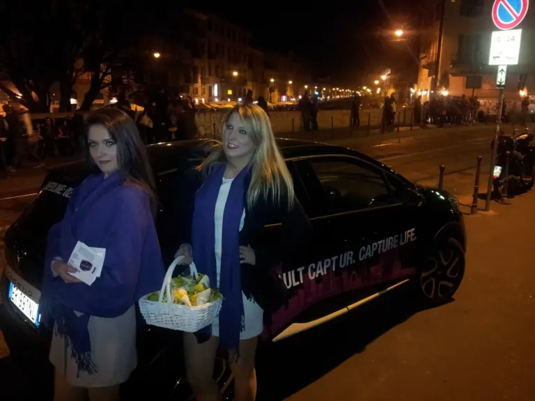 Renault invita a scoprire la sua nuova gamma nella rinnovata filiale di Milano con Ambient Media — foto 42