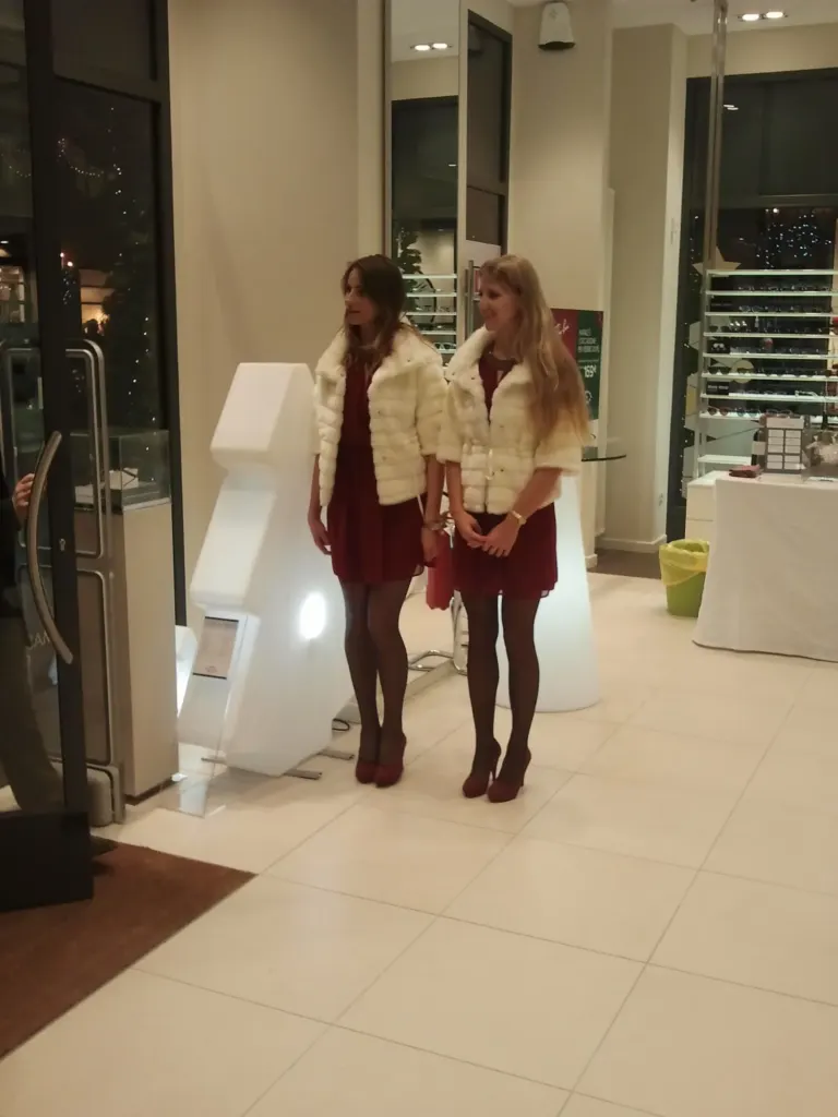 Ambient Media fornisce promoter e modelle per l'inaugurazione del nuovo store Salmoiraghi & Viganò a Milano — foto 21