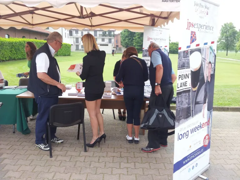 John Peter Sloan La scuola, al Golf Club Ambrosiano con le hostess di Ambient Media — foto 4