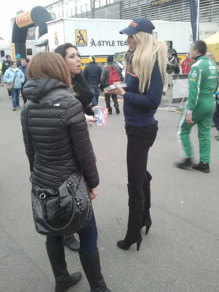Sara Assicurazioni al Monza Rally Show con le cartoline e le modelle Ambient Media — foto 17