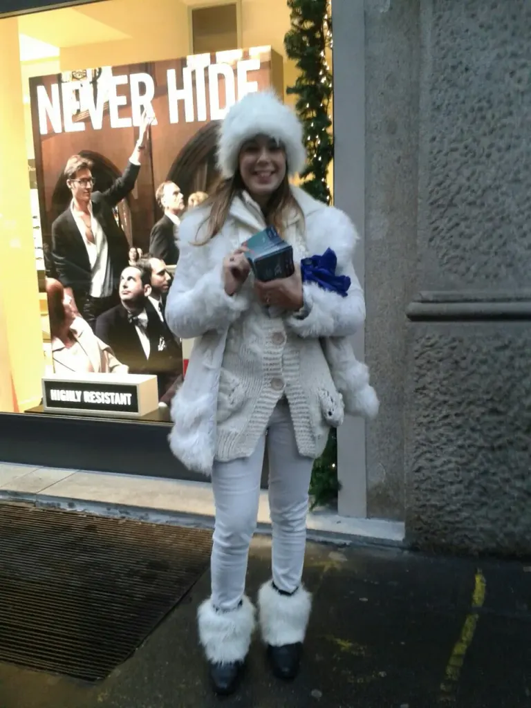 Ambient Media fornisce promoter e modelle per l'inaugurazione del nuovo store Salmoiraghi & Viganò a Milano — foto 16