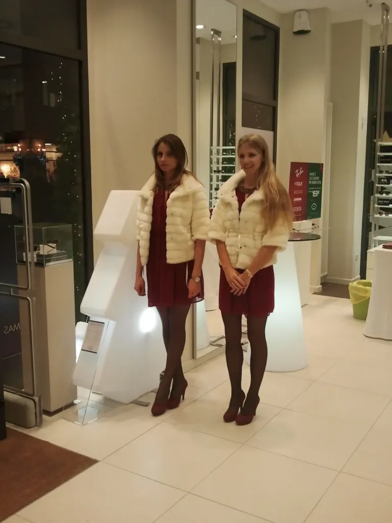 Ambient Media fornisce promoter e modelle per l'inaugurazione del nuovo store Salmoiraghi & Viganò a Milano — foto 19