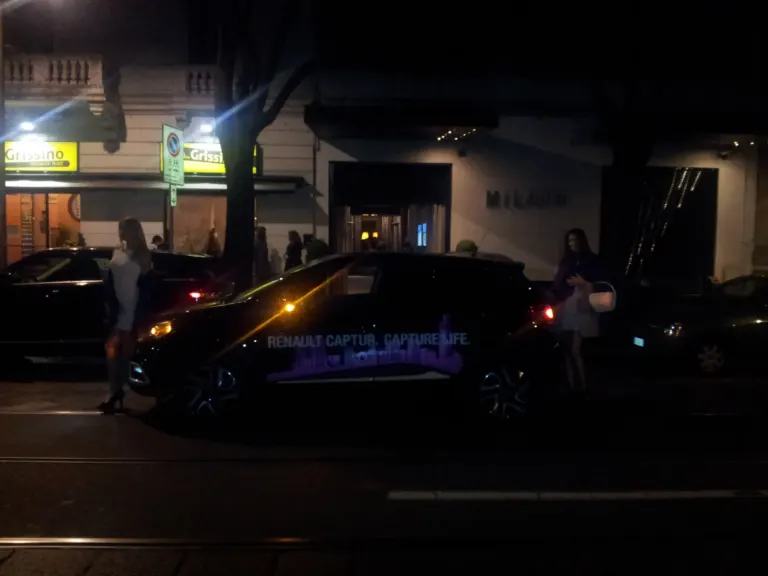 Renault invita a scoprire la sua nuova gamma nella rinnovata filiale di Milano con Ambient Media — foto 44