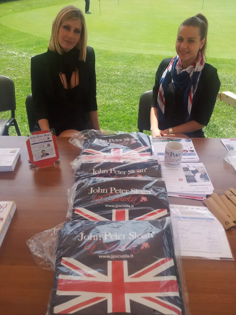 John Peter Sloan La scuola, al Golf Club Ambrosiano con le hostess di Ambient Media — foto 2