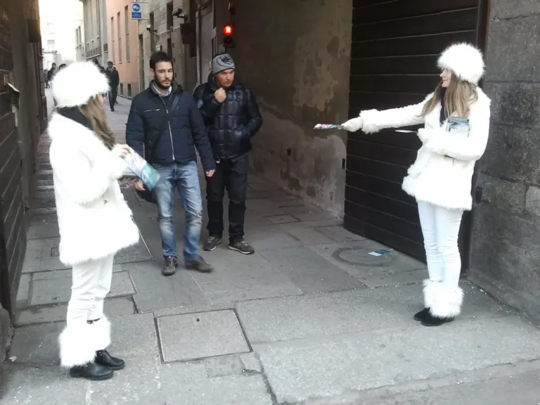 Ambient Media fornisce promoter e modelle per l'inaugurazione del nuovo store Salmoiraghi & Viganò a Milano — foto 5