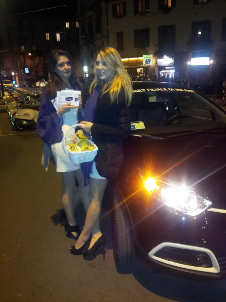 Renault invita a scoprire la sua nuova gamma nella rinnovata filiale di Milano con Ambient Media — foto 37