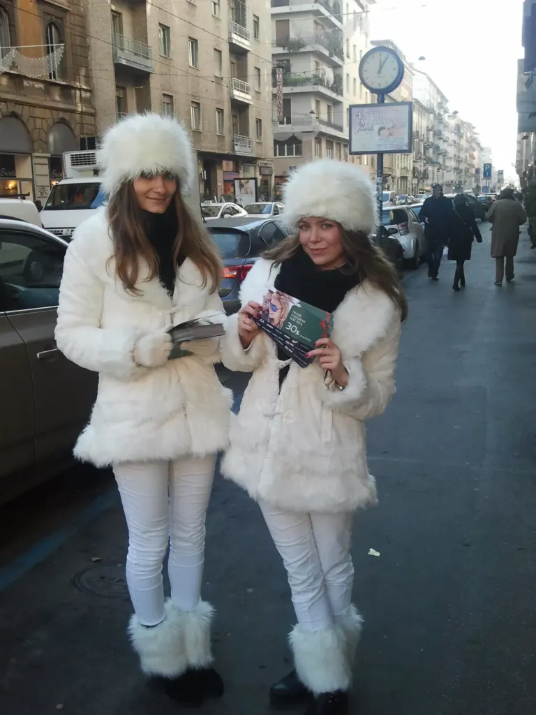 Ambient Media fornisce promoter e modelle per l'inaugurazione del nuovo store Salmoiraghi & Viganò a Milano — foto 24